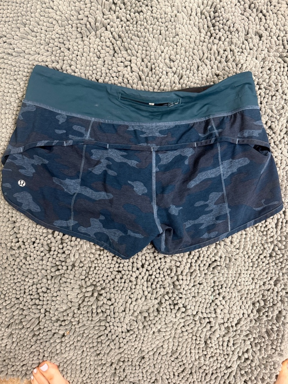 Lululemon speed up, size 8, 2.5 in inseam, mid rise, good condition - Picture 2 of 5
